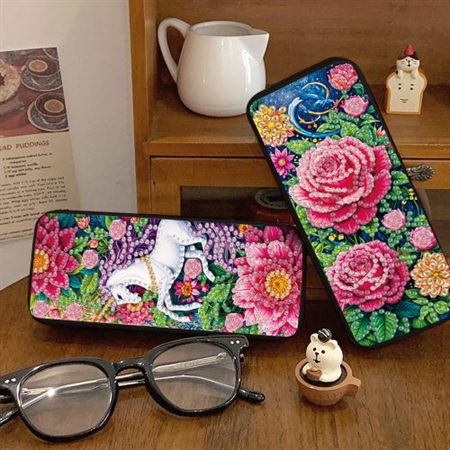 2 brilleetuier med blomster og hest