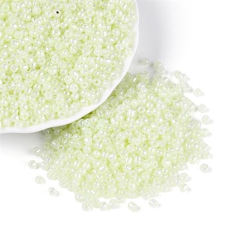 2 mm. elfenbensfarvede, skinnende glasperler, 50 g. = 6,6 m.