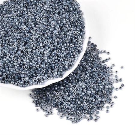 2 mm. mørkegrå, skinnende glasperler, 50 g. = 6,6 m.