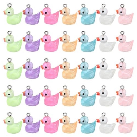 12 selvlysende vedhæng med badeænder. 2 af hver farve