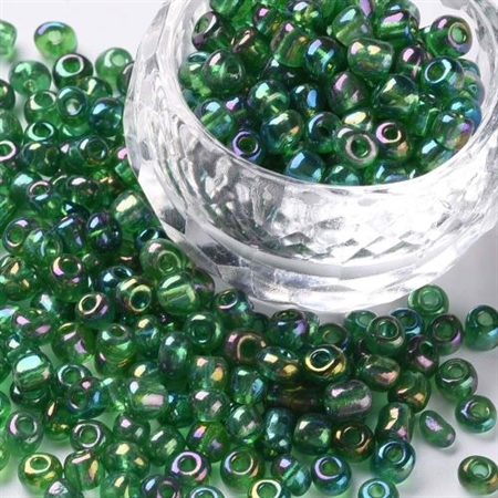 4 mm. grønne regnbueskinnende glasperler 50 g = 2,9 m.