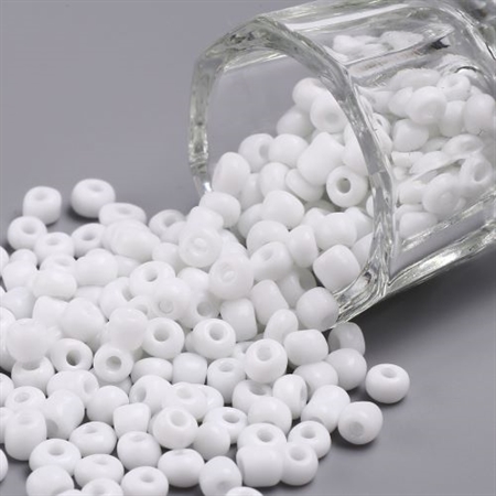 4 mm. hvide glasperler. 50 g = 2,9 m.