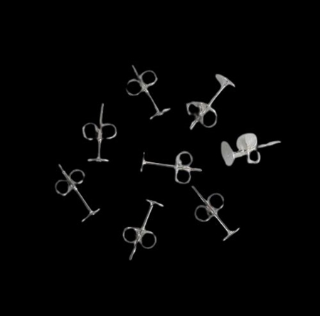 50 forsølvede ørestikker med plade. Stål