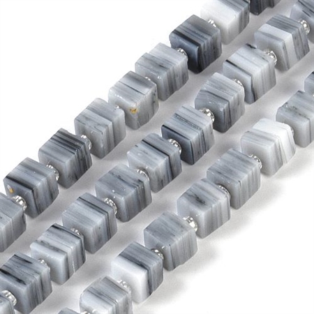 40 cm. håndlavede, grå, firkantede lampwork perler. 5,5 x 5,5 mm.