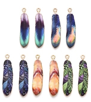 20 vedhæng med fjer. 4 stk. af hver.