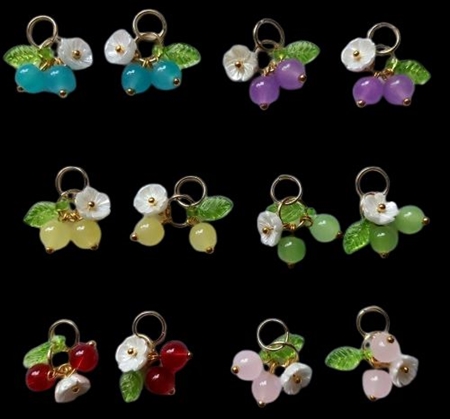 24 vedhæng med bær, blomster og blade. 4 af hver.