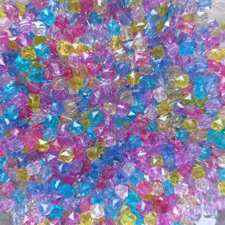 150 g. firkantede acryl perler, 5,5 mm. = 7,4 m.