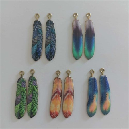 20 vedhæng med fjer. 4 stk. af hver