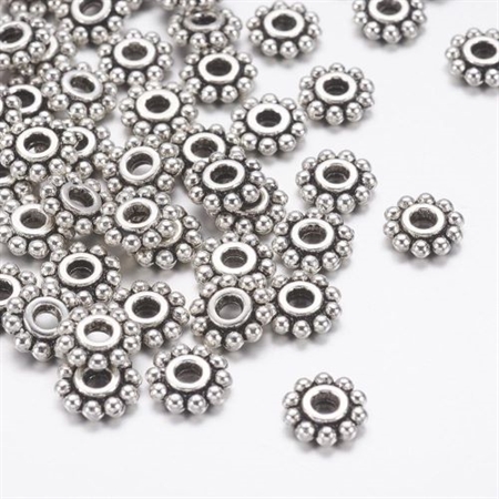 150 platinfarvede mellemrums perler med flade blomster. 6,5 x 2 mm