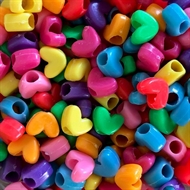 Plastic perler med hjerteform og stort hul
