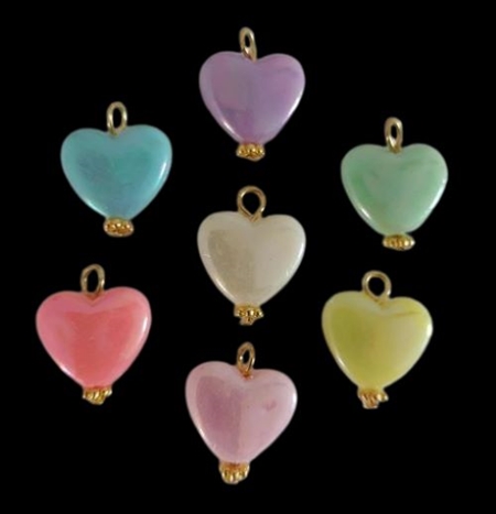 28 acryl hjerte  vedhæng med. 4 af hver farve