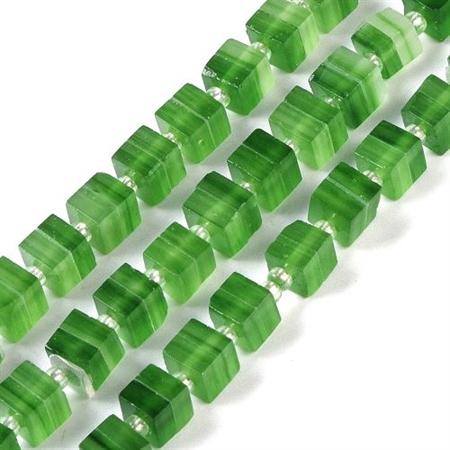 40 cm. håndlavede, grønne, firkantede lampwork perler. 5,5 x 5,5 mm.