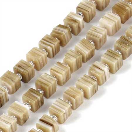 40 cm. håndlavede, khakifarvede, firkantede lampwork perler. 5,5 x 5,5 mm.