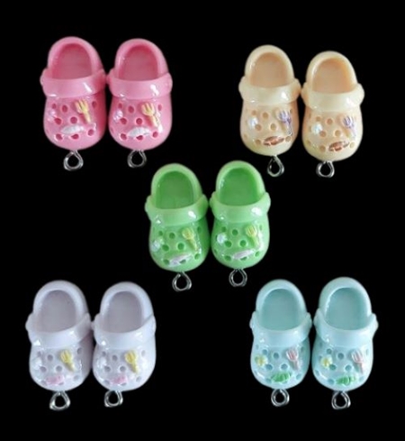 20 resin vedhæng med crocs. 