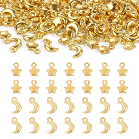 28 forgyldte charms med måner og stjerner. 14 stk. af hver.