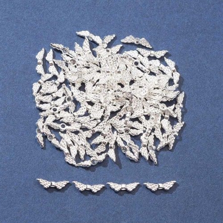 50 små, forsølvede englevinger. 12 x 3 mm.